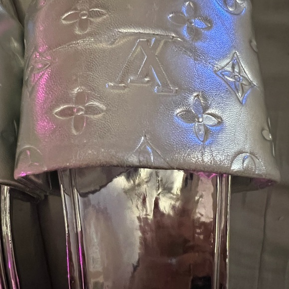 Louis Vuitton silver shoes/sandals - Picture 5 of 15